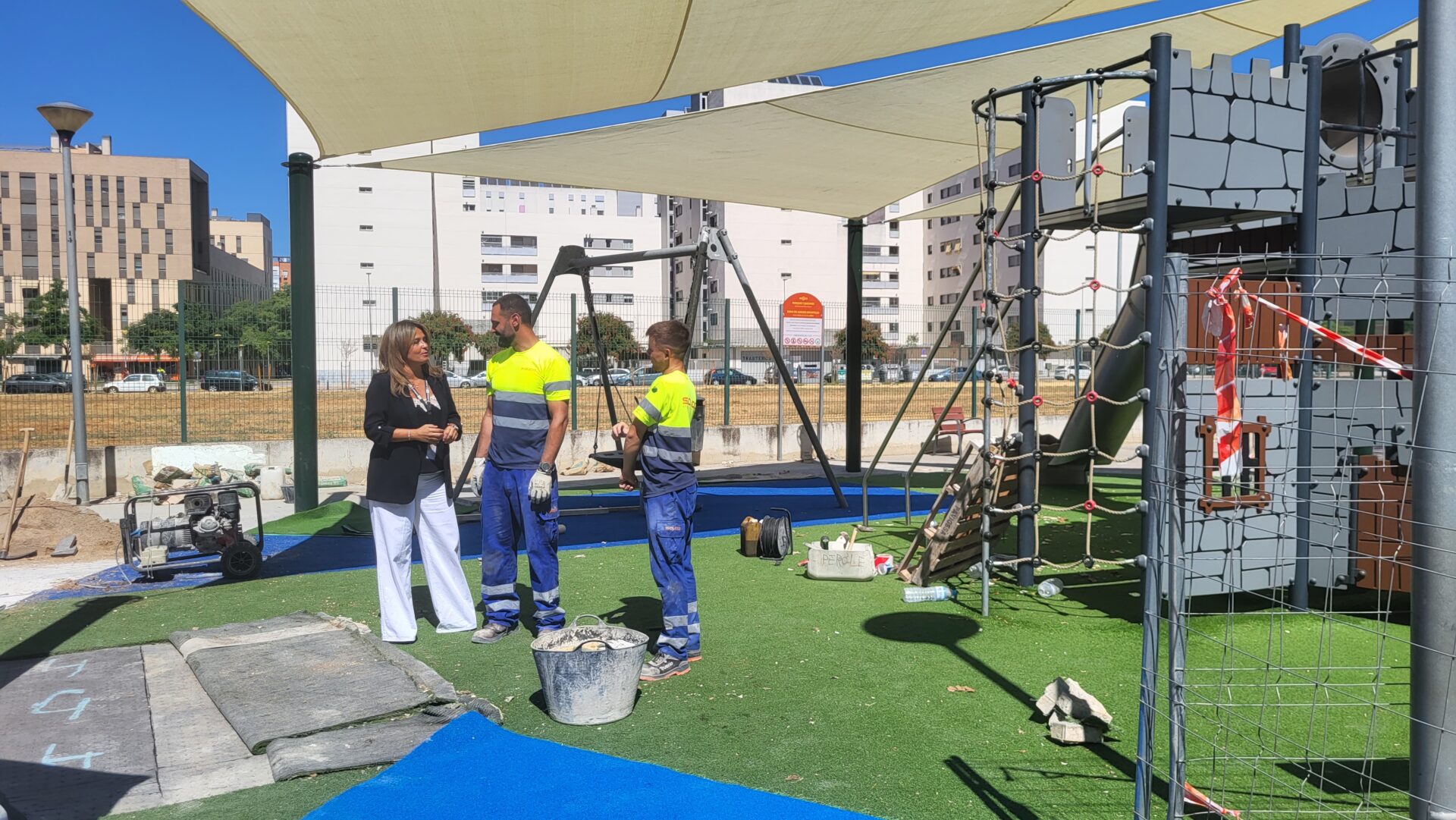 El Gobierno de Sanz arranca en la calle Faustino Gutiérrez Alviz, en Sevilla Este, la instalación de toldos en los parques infantiles de Sevilla