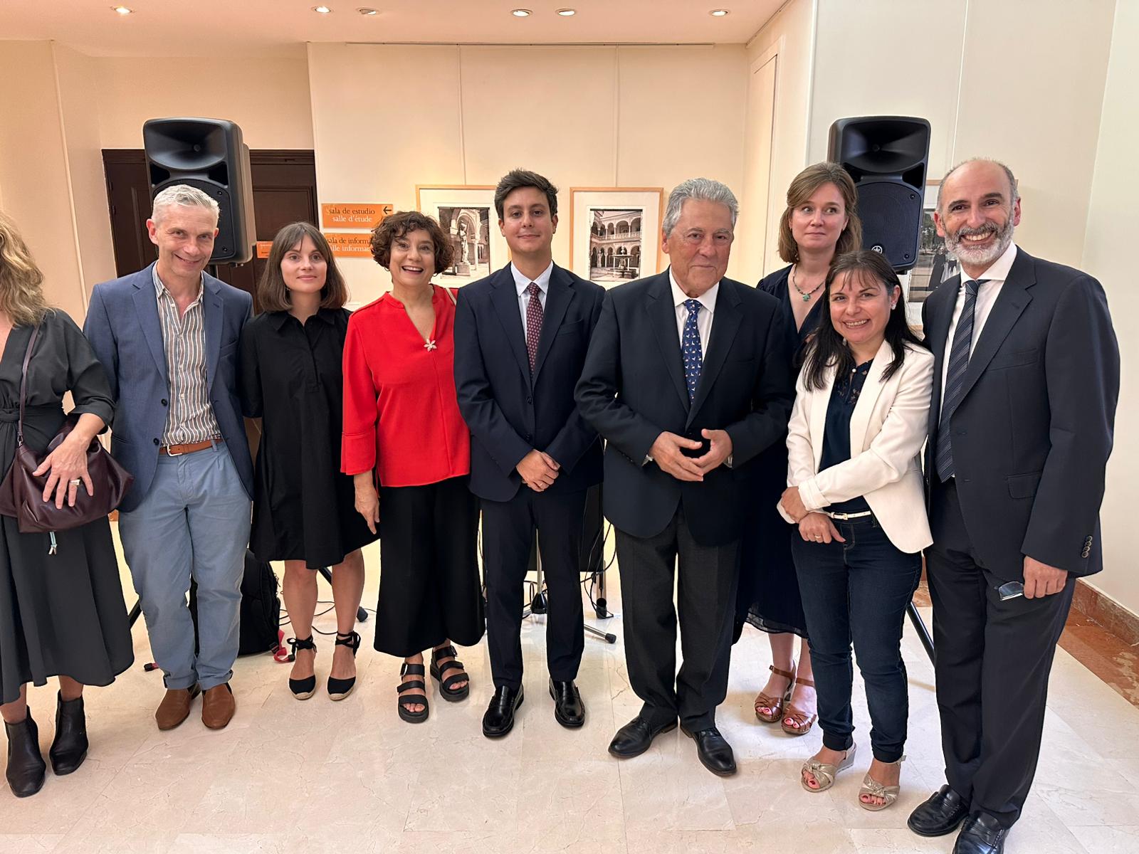 El diputado de Cultura destaca en París la universalidad y proyección del patrimonio de Sevilla a través de la exposición ‘Tras la senda de los Lumière’