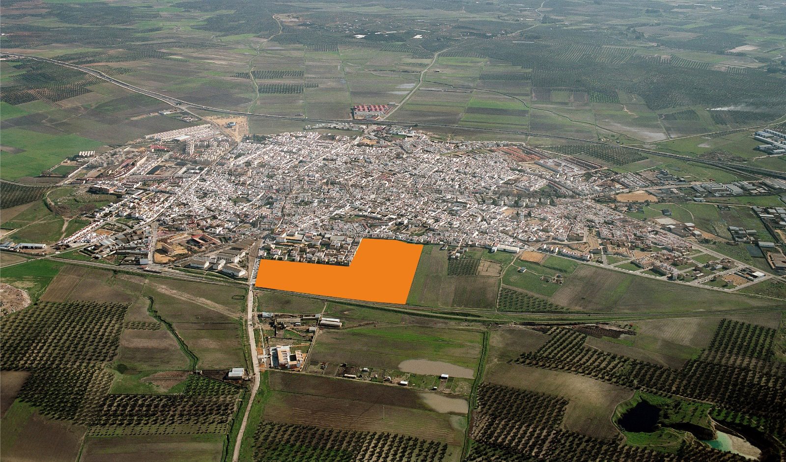 Junta y Ayuntamiento acuerdan la urbanización de los suelos para 423 viviendas protegidas en Arahal