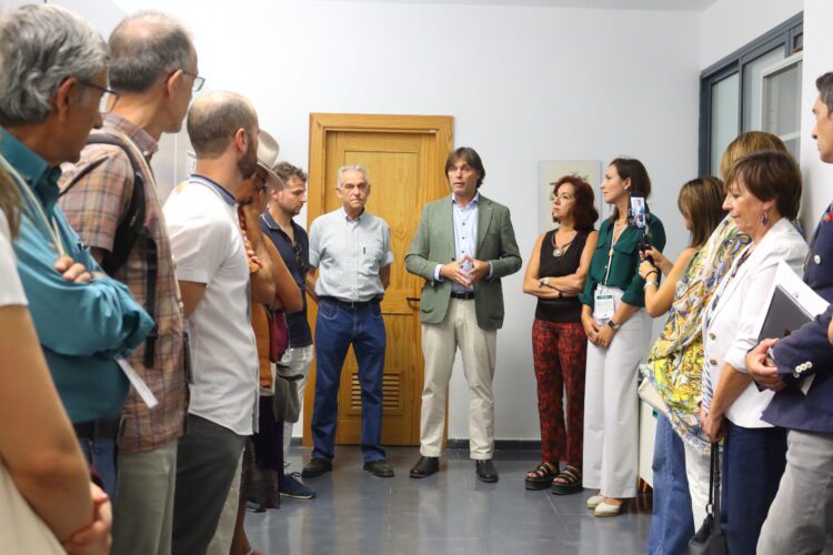 El rector inaugura el Herbario UPOS, un espacio de investigación y conservación de la biodiversidad vegetal   Francisco Oliva, acompañado por el catedrático de Botánica Modesto Luceño, destaca la labor científica y de conservación de este espacio que alberga especímenes de buena parte del mundo, con énfasis en la flora mediterránea y europea
