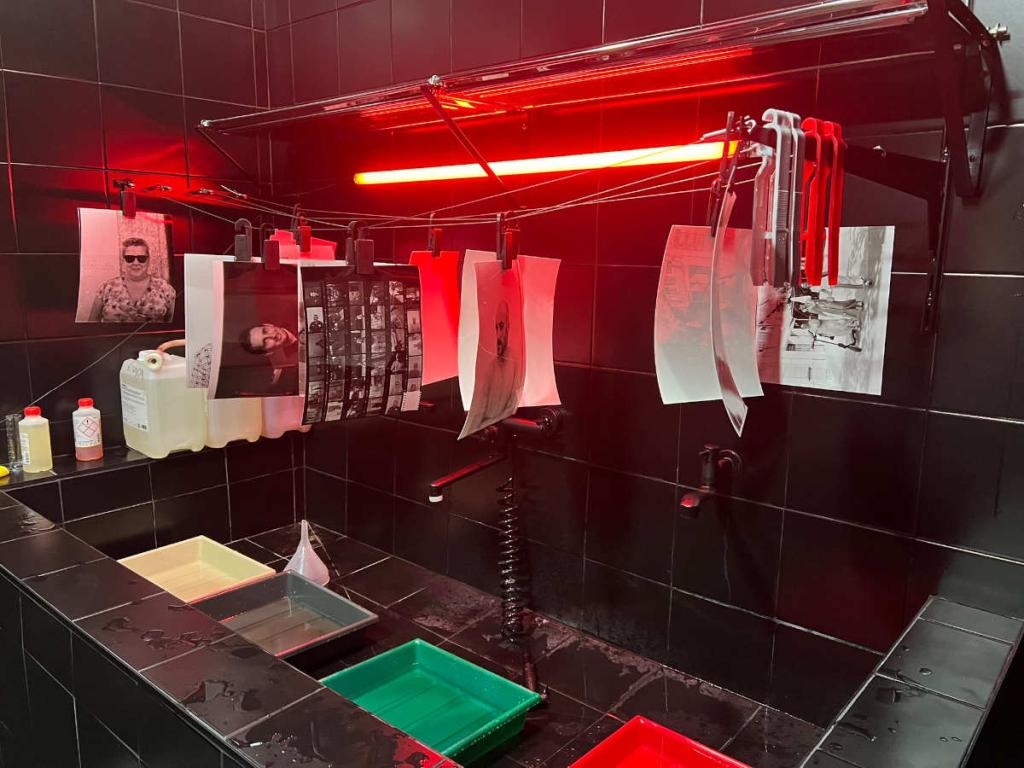 El CAF inaugura su laboratorio de revelado y positivado de imágenes con ‘El cuarto oscuro’