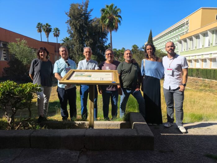 La UPO inaugura la nueva cartelería interpretativa sobre sus praderas y su biodiversidad botánica   Situada en el Pasaje de la Ilustración de la Universidad Pablo de Olavide