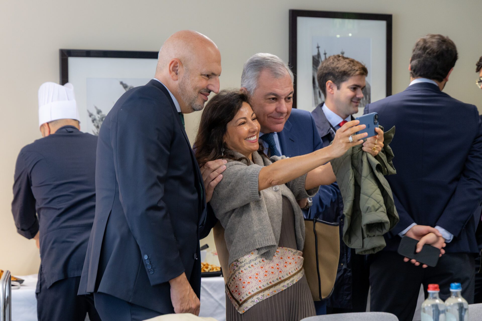 El alcalde Sanz se reúne con una veintena de sevillanos en Bruselas y propone crear una red de embajadores de la ciudad en el mundo