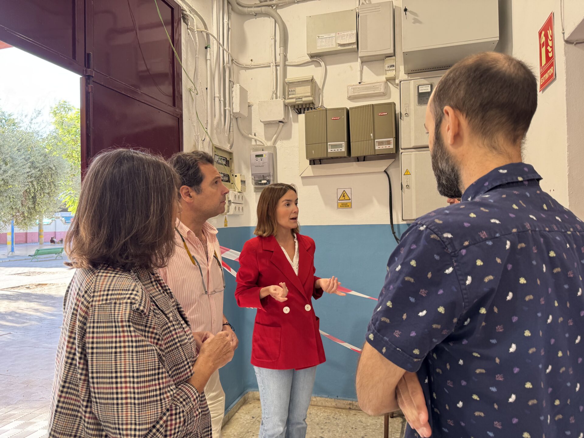 El Gobierno de Sanz renueva el sistema eléctrico completo del CEIP Arias Montano tras una fallida obra del gobierno anterior que dejó un solo enchufe por aula