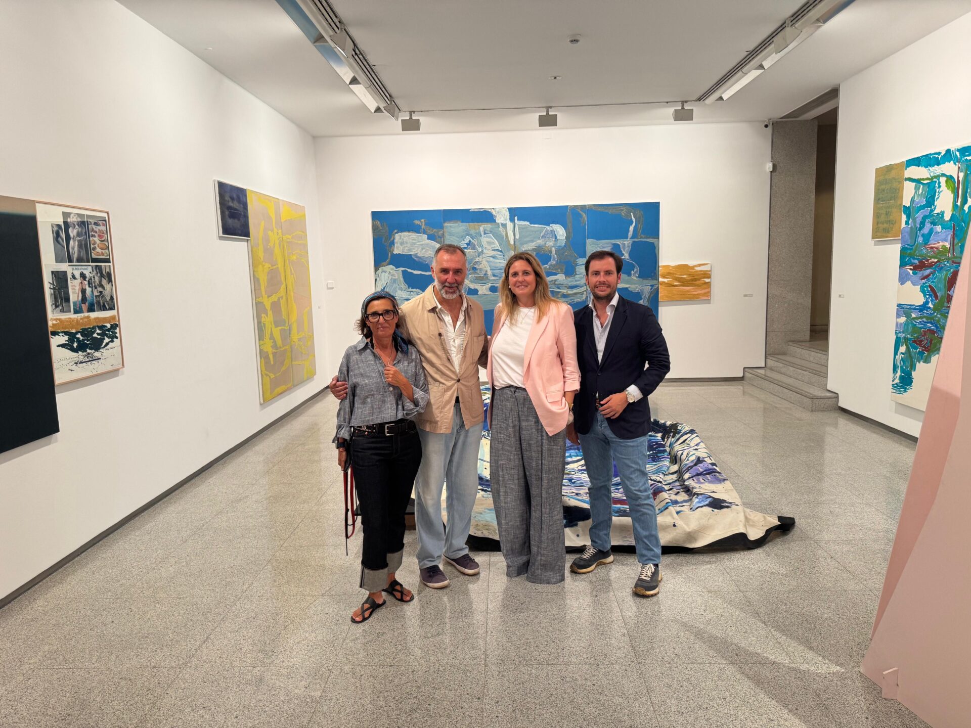 La Sala Atín Aya acoge la exposición El perro negro de Paco Pérez Valencia, un viaje por cuatro décadas de creación artística