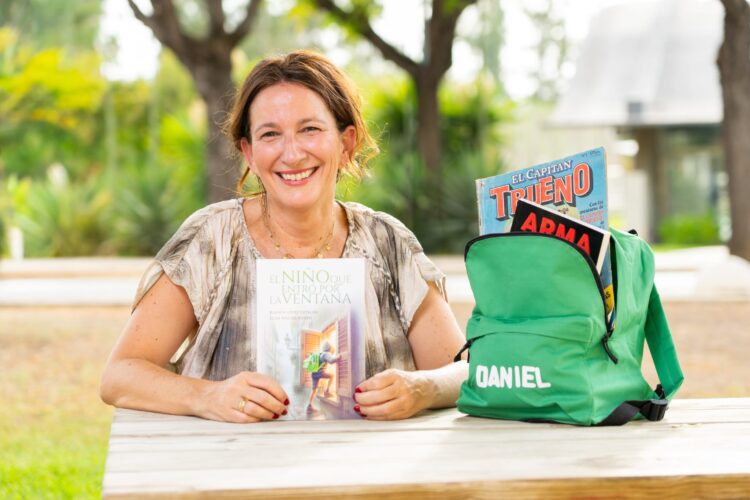 Esta tarde se presenta en la UPO el libro ‘El niño que entró por la ventana’ contra el acoso escolar   Escrito por la profesora de la Universidad Pablo de Olavide Blanca López Catalán y la periodista y autora de libros juveniles Elisa Macías Rivero