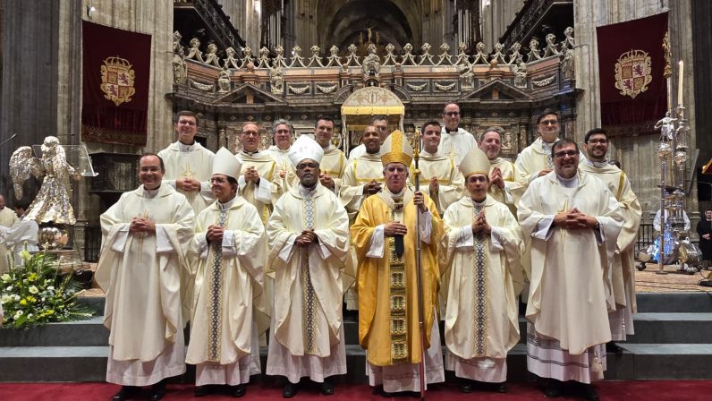 Monseñor Saiz Meneses comunica los destinos pastorales a los recién ordenados diáconos