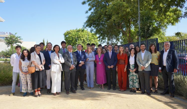 Loyola y Bidafarma celebran el Día del Farmacéutico con la plantación de dos árboles medicinales en el Bosque Fundación Bidafarma del Campus de Sevilla