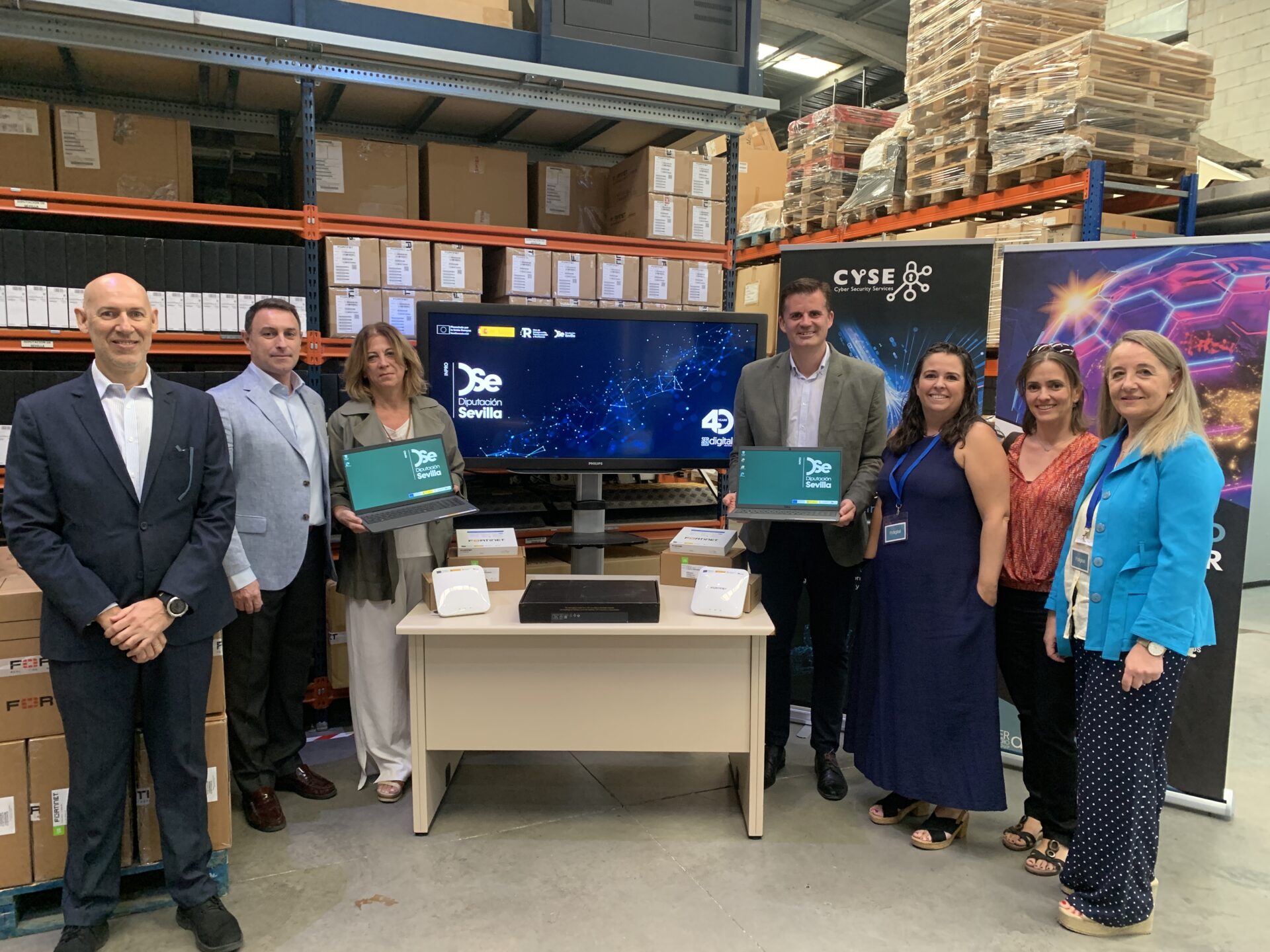El vicepresidente de INPRO, Antonio Jesús Muñoz, visita las instalaciones de Sermicro y recepciona los 91 portátiles del proyecto ‘Conectividad digital segura’