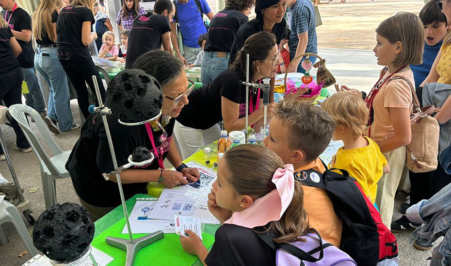 Más de 3.400 investigadores acercan la ciencia a los ciudadanos en las calles de Andalucía
