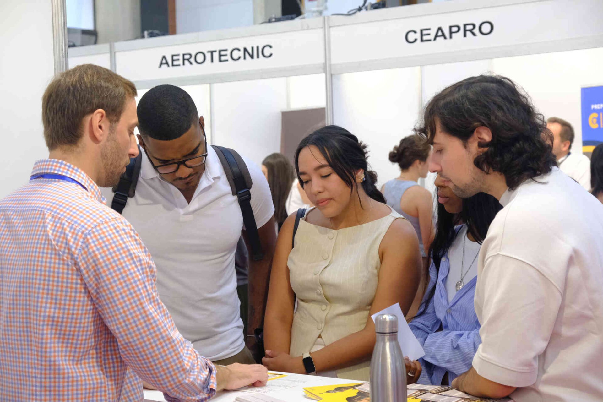 La XII Feria de Empleo de la US conecta a estudiantes y egresados con más de cien oportunidades profesionales