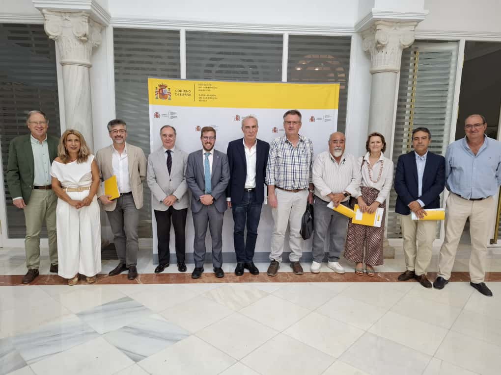 Todos los ayuntamientos sevillanos que han solicitado el Programa de Generación de Empleo Estable, una de las líneas del PFEA, recibirán la ayuda