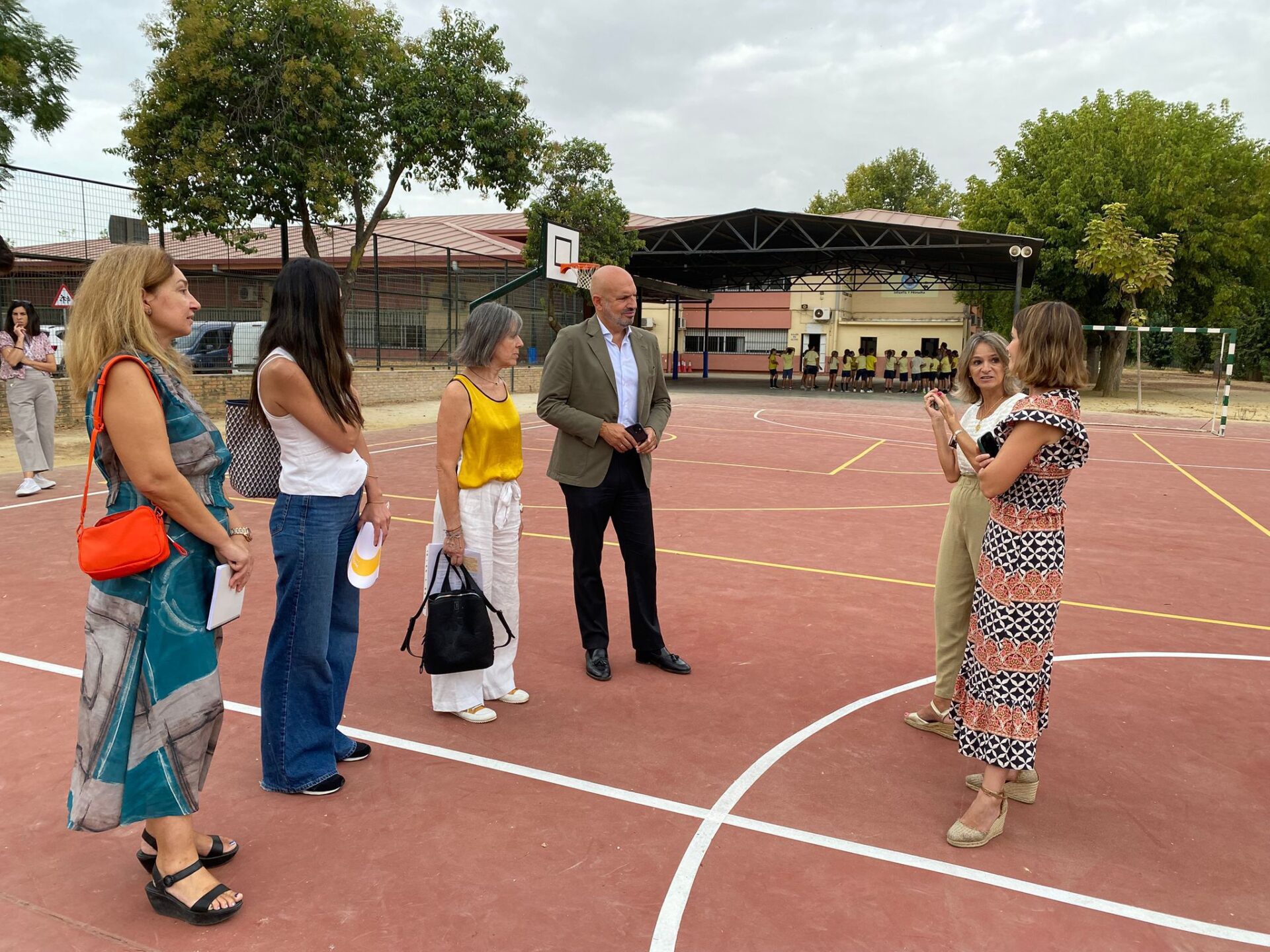 El Ayuntamiento renueva las pistas deportivas del CEIP Vara de Rey que se unen a los más de una veintena de estos espacios puestos a punto en los colegios de Sevilla