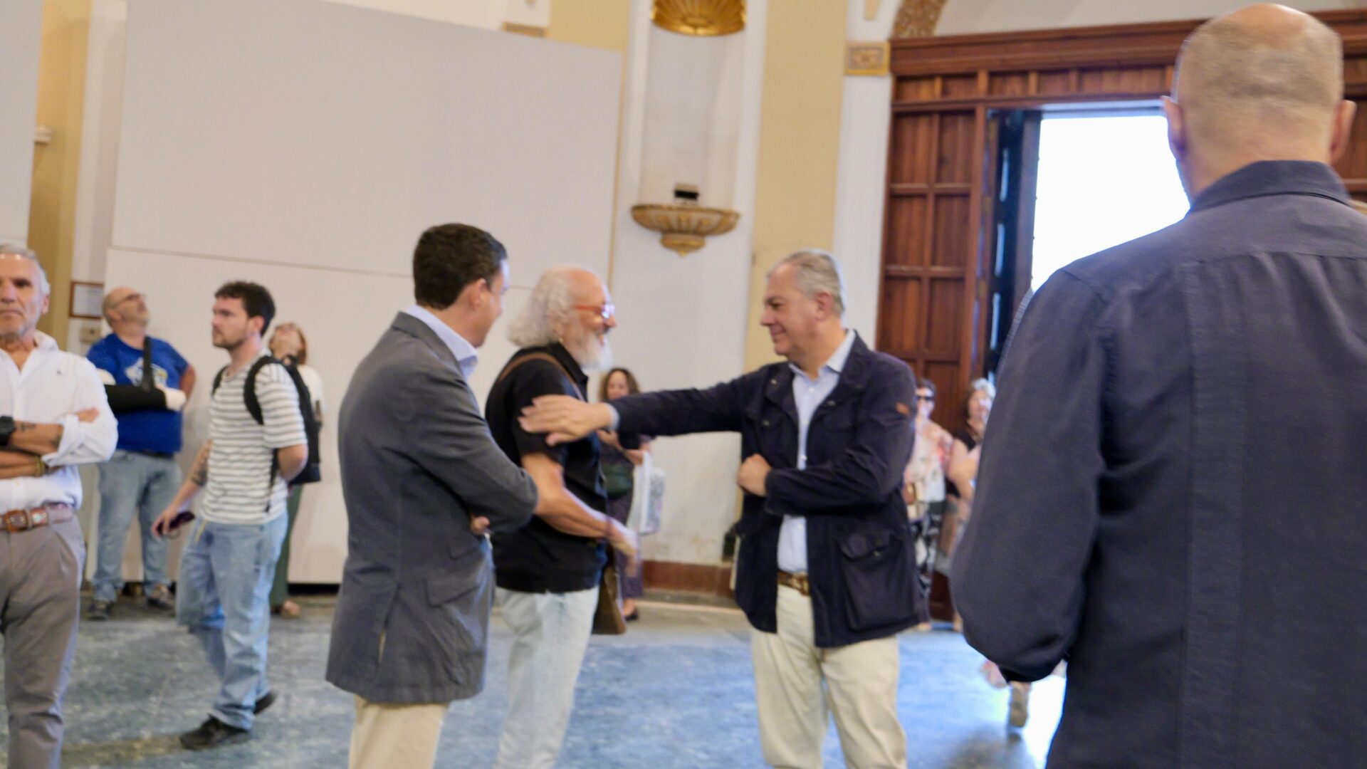 El alcalde Sanz visita San Hermenegildo en su jornada de puertas abiertas para sevillanos y visitantes