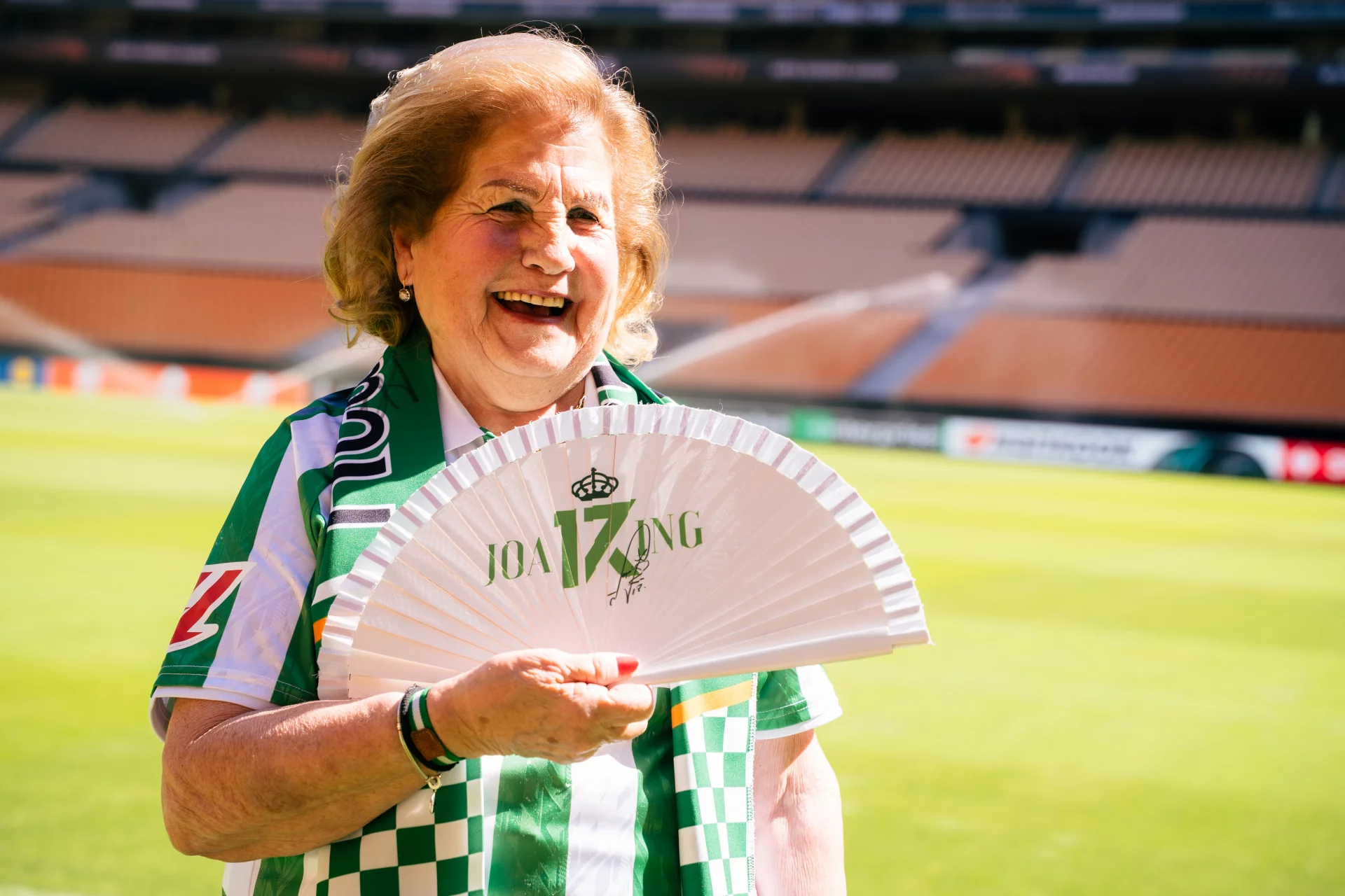 Chari, un ejemplo de alegría, vitalidad y pasión a sus 78 años: “El Real Betis para mí es lo más grande del mundo”