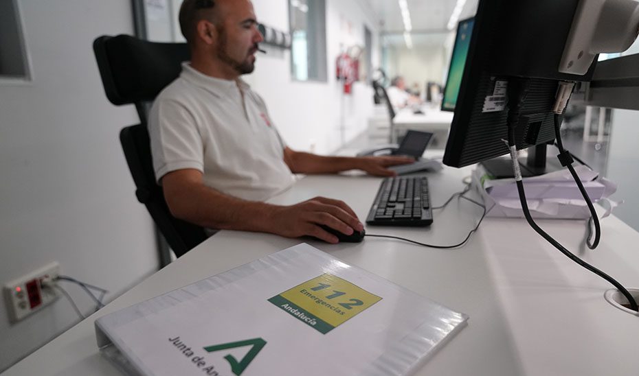 Una treintena de desalojados por el incendio de un piso sin heridos en Roquetas de Mar