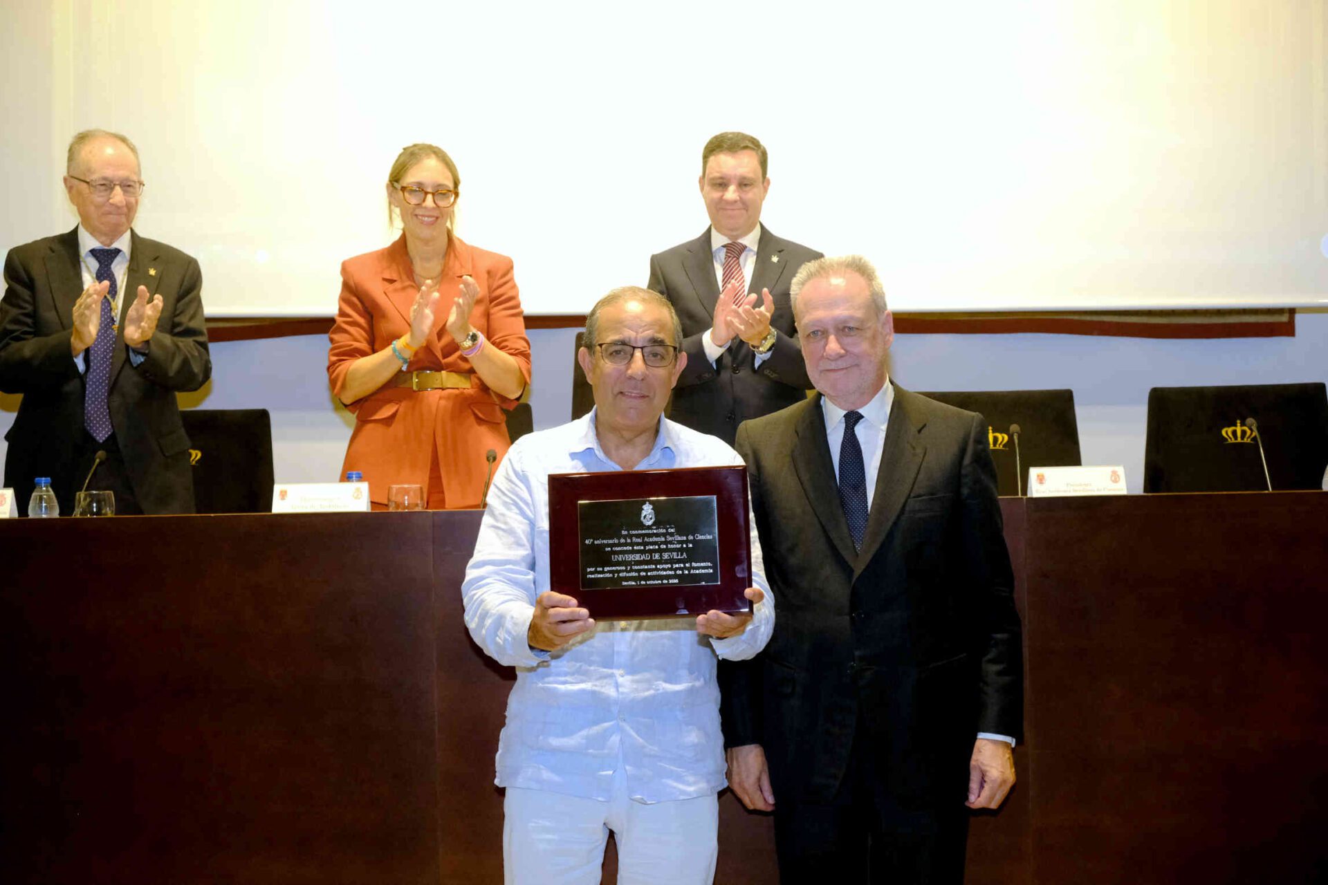 La US recibe una placa de honor en el 40.º aniversario de la Real Academia Sevillana de las Ciencias