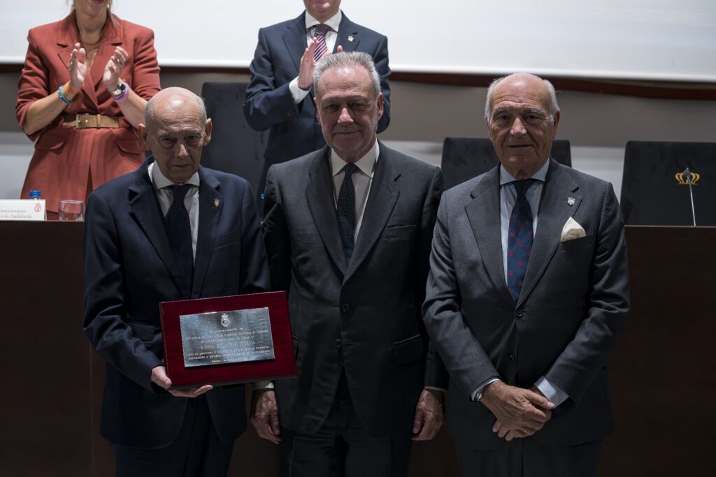 El presidente del Ateneo de Sevilla recibe una Placa de Honor de la Real Academia Sevillana de Ciencias