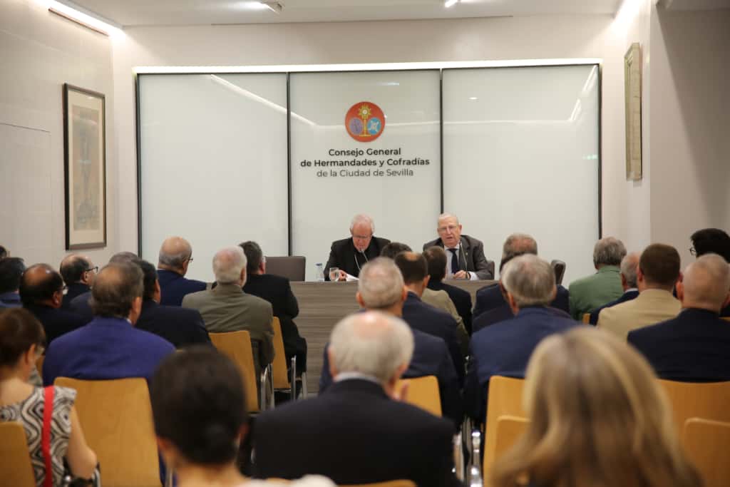EL CONGRESO INTERNACIONAL DE HERMANDADES CENTRÓ LA CONFERENCIA DEL ARZOBISPO EN EL INICIO DEL CURSO COFRADE
