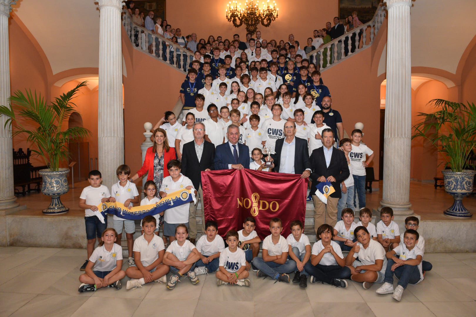 El alcalde de Sevilla, José Luis Sanz, recibe al Club Waterpolo Sevilla para homenajear su historia e ilusionante presente