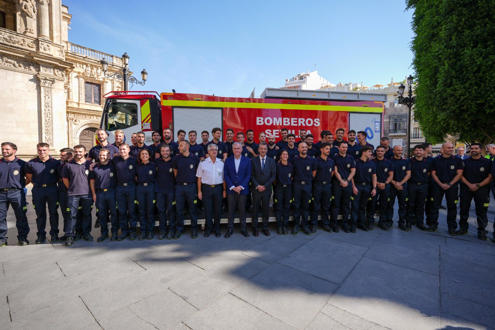 El Gobierno de Sanz incorpora 45 nuevos bomberos y presenta un nuevo vehículo al Servicio de Prevención y Extinción de Incendios de Sevilla