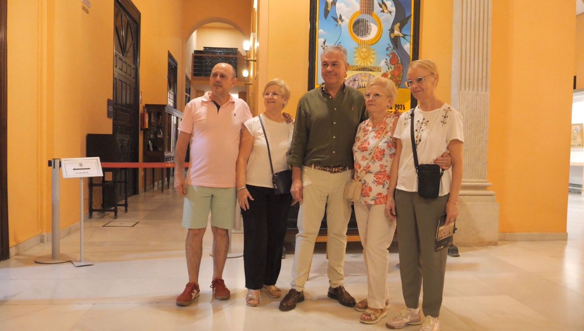 El alcalde Sanz recibe a los sevillanos en la Casa Consistorial durante la Noche en Blanco