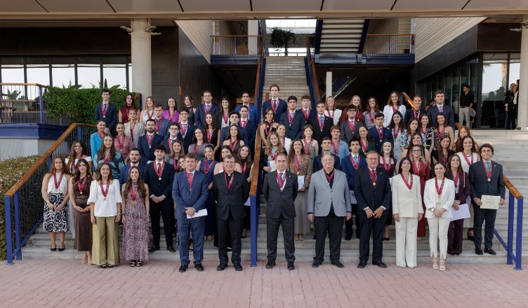 La delegación de Alpha Sigma Nu en Loyola inviste a los 90 estudiantes de su novena promoción
