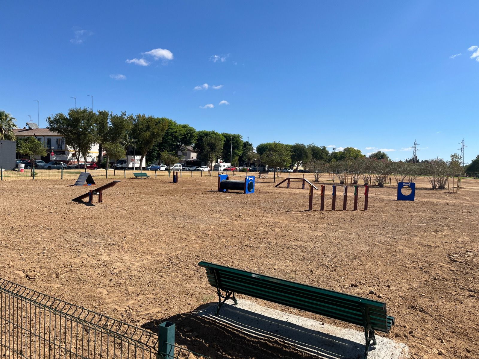 El Ayuntamiento renueva el parque canino de Sevilla Este, entre las calles Primo Nebiolo y Carlinga, con nuevos elementos de agility y mejoras en el riego