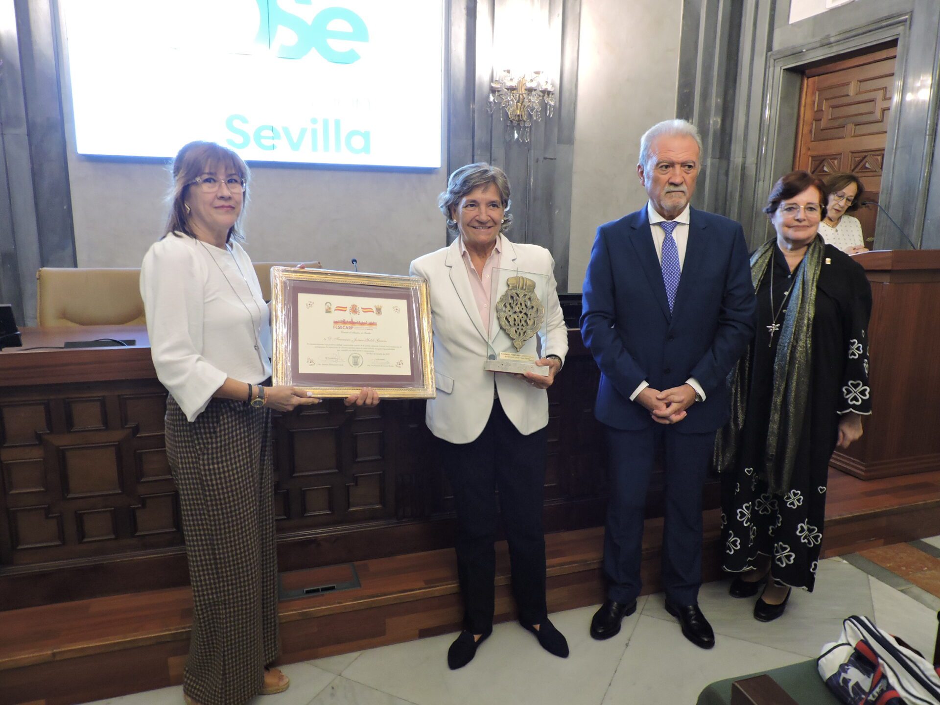 La Federación Sevillana de Casas Regionales y Provinciales entrega el XI ‘Aldabón de Sevilla’, a título póstumo, a Francisco Javier Yoldi García