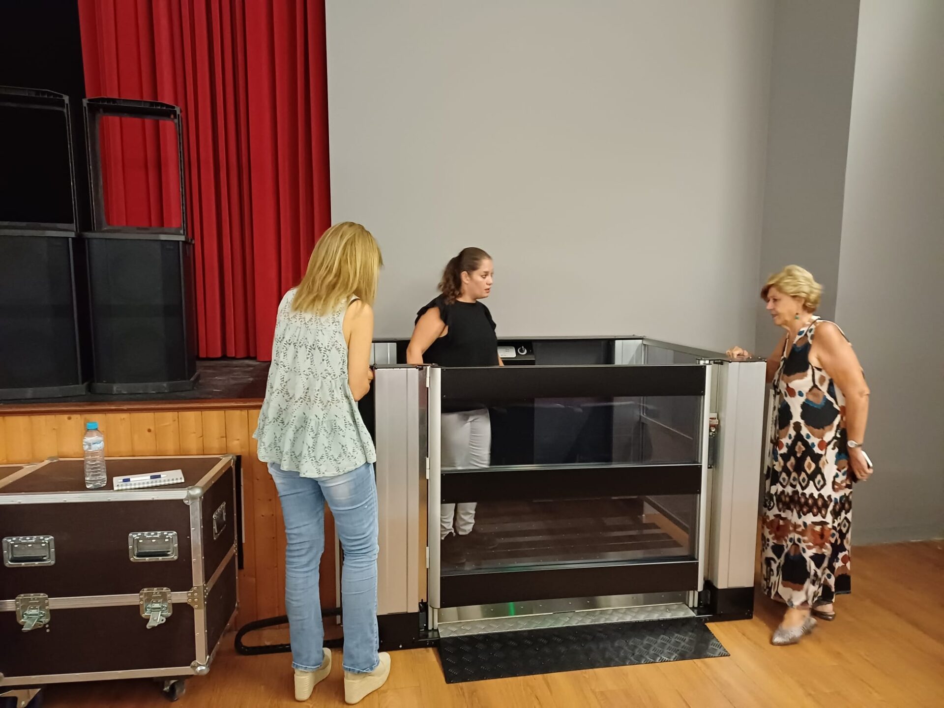 Gelves da un paso más hacia la accesibilidad con la instalación de un salvaescaleras en su teatro municipal