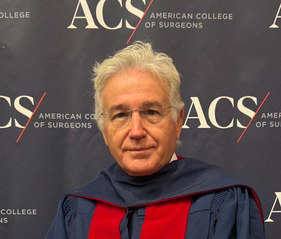 Un profesor de Cirugía de la US ingresa como miembro del American College of Surgeons