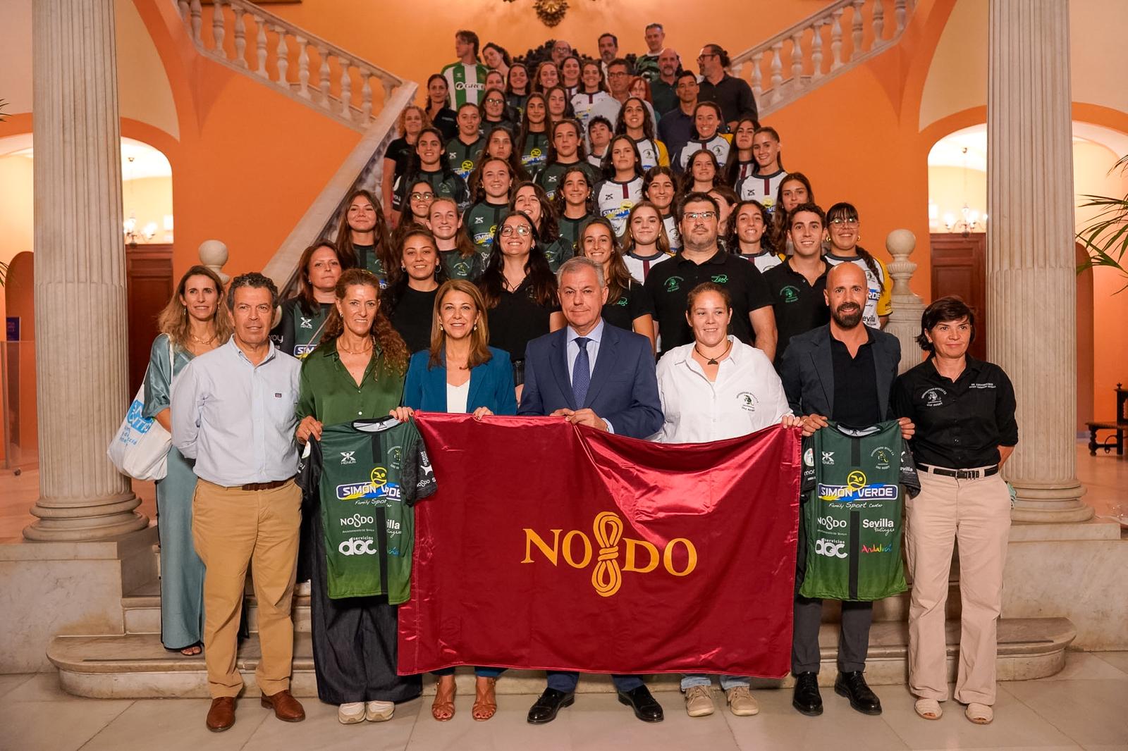 El alcalde de Sevilla, José Luis Sanz, recibe a las Cocos Rugby en el Ayuntamiento de Sevilla