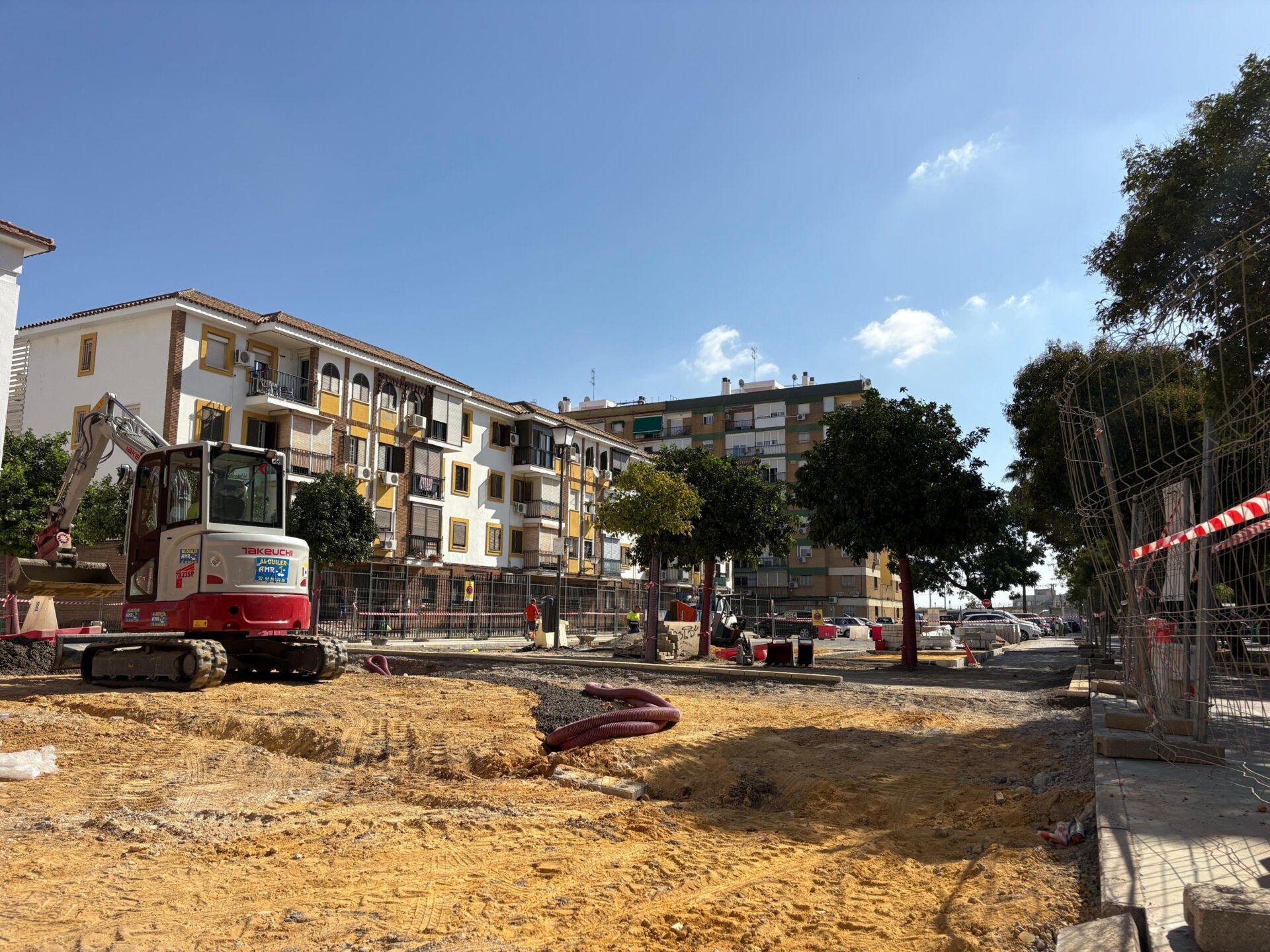 El Gobierno de Sanz destina cerca de 200 000 euros para reurbanizar el eje entre Águila de Oro y Águila Perdicera, en Cerro-Amate, atendiendo una demanda vecinal