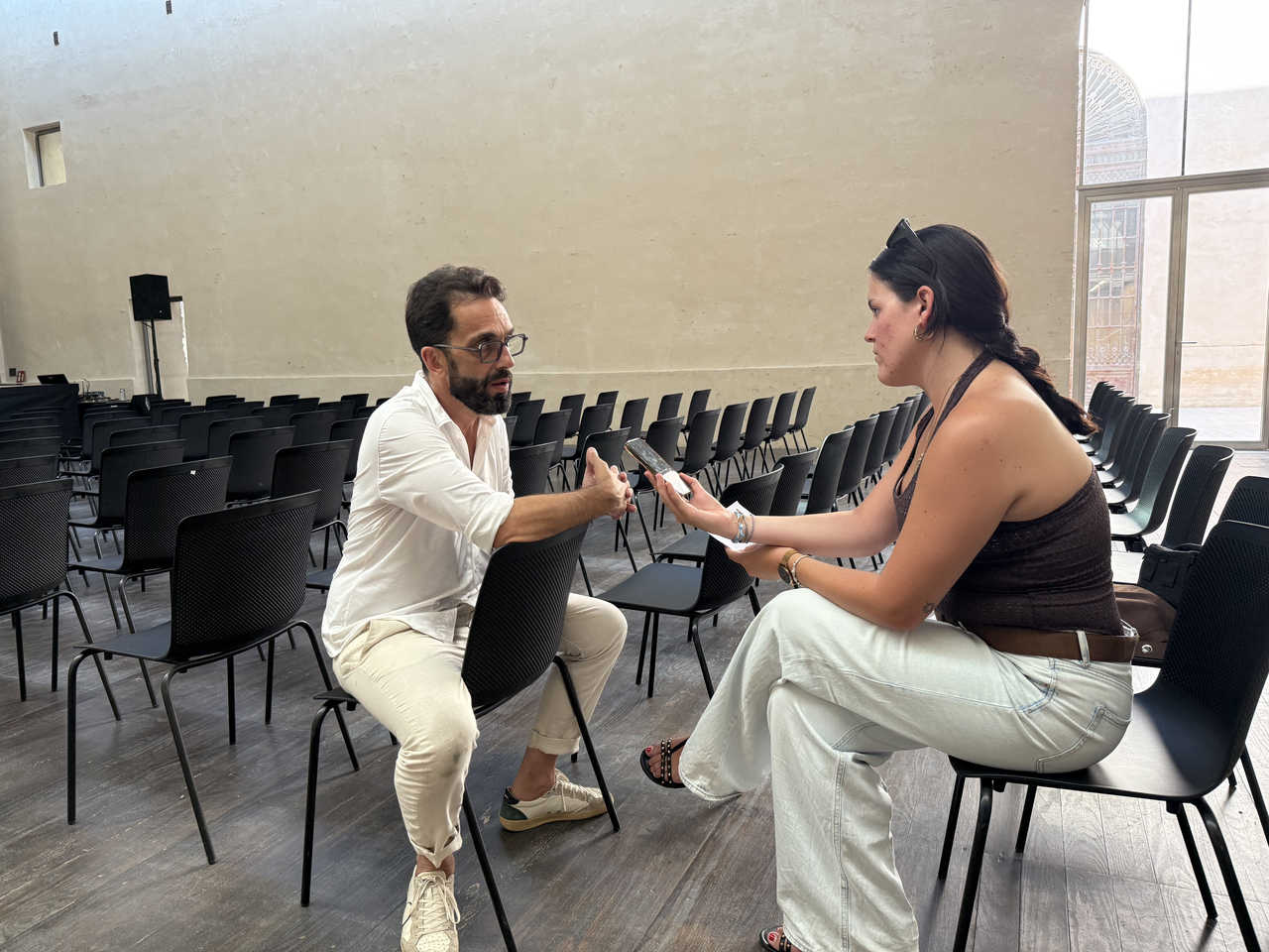 Curro Soriano, director artístico del Festival, concede entrevista a los alumnos de la Universidad Loyola