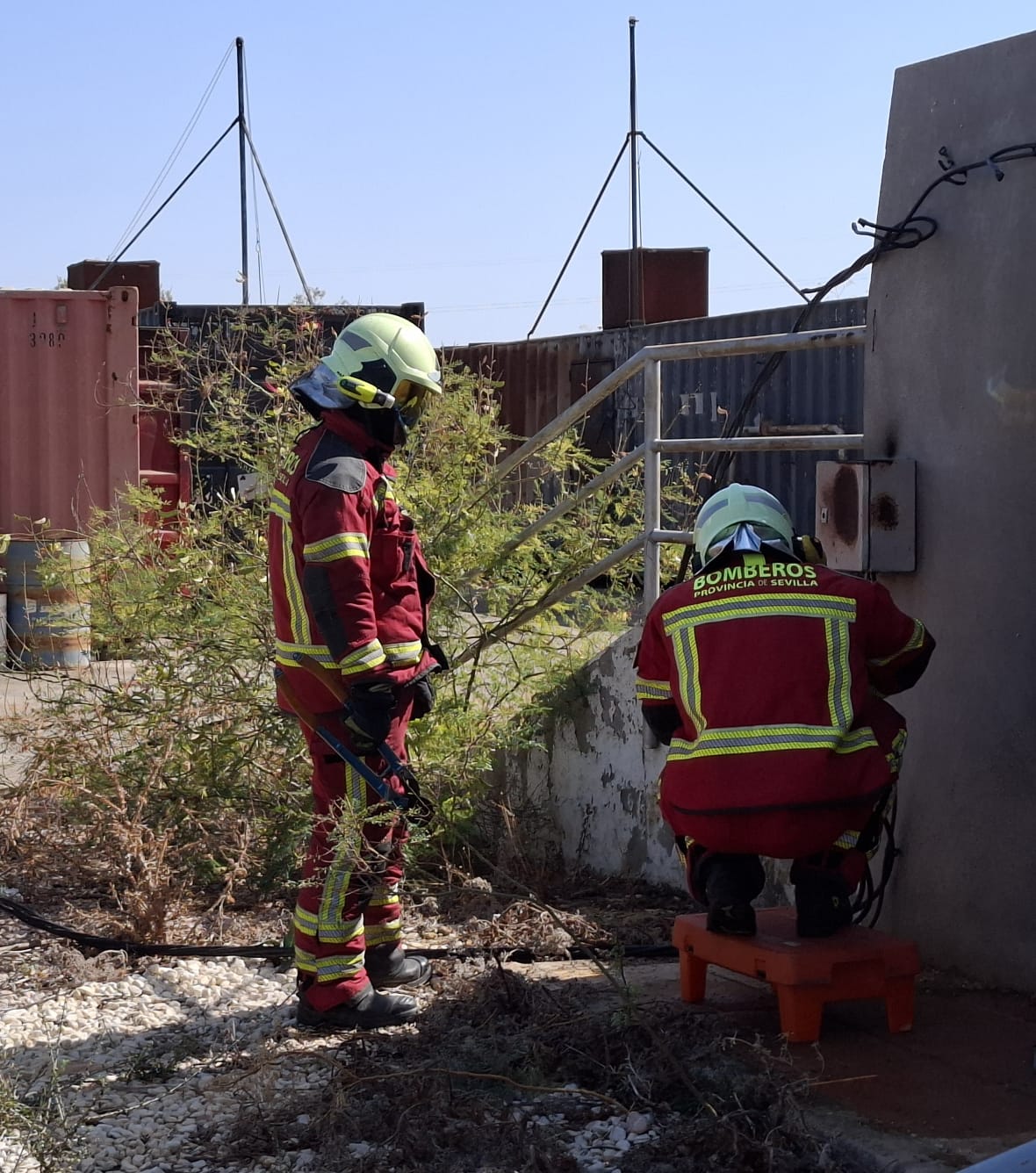 Bomberos de diferentes parques del sistema provincial de Sevilla reciben formación sobre riesgos eléctricos