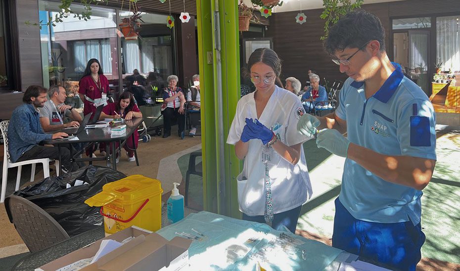 Salud comienza mañana a vacunar frente a la gripe y la covid a los mayores de 80 años y a las personas con gran dependencia