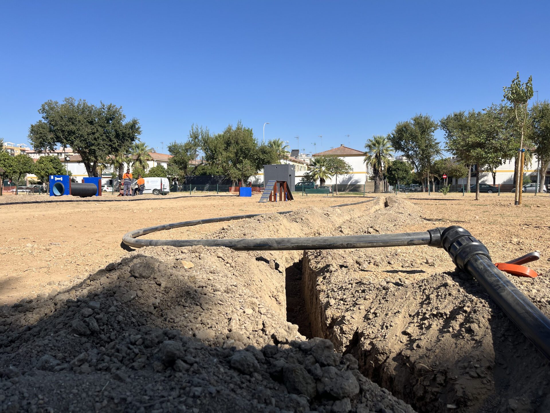 El Ayuntamiento inicia la segunda fase de la mejora de la red de riego en Sevilla Este con una inversión de más de 323.000 euros que mejorará el mantenimiento y creará nuevas zonas verdes