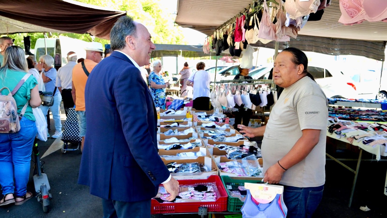 El Gobierno de Sanz culmina la remodelación integral del Mercadillo de Pino Montano con una inversión de 483 277 euros