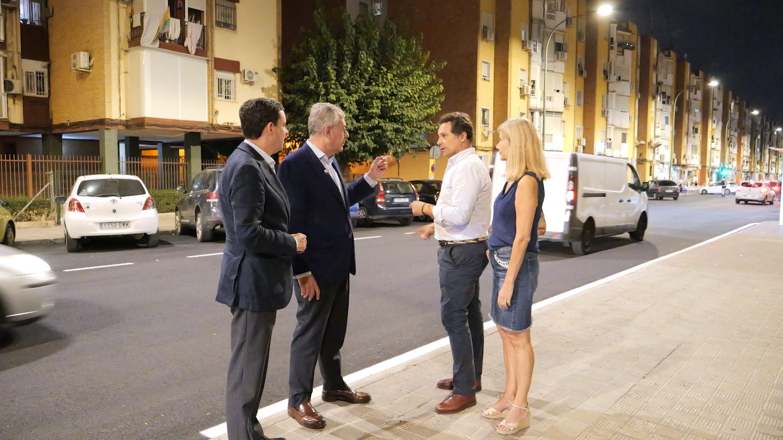 Sanz renueva el pavimento de la avenida de Pino Montano tras décadas de abandono y se une al millón de euros en un año en arterias de esta zona de la Macarena