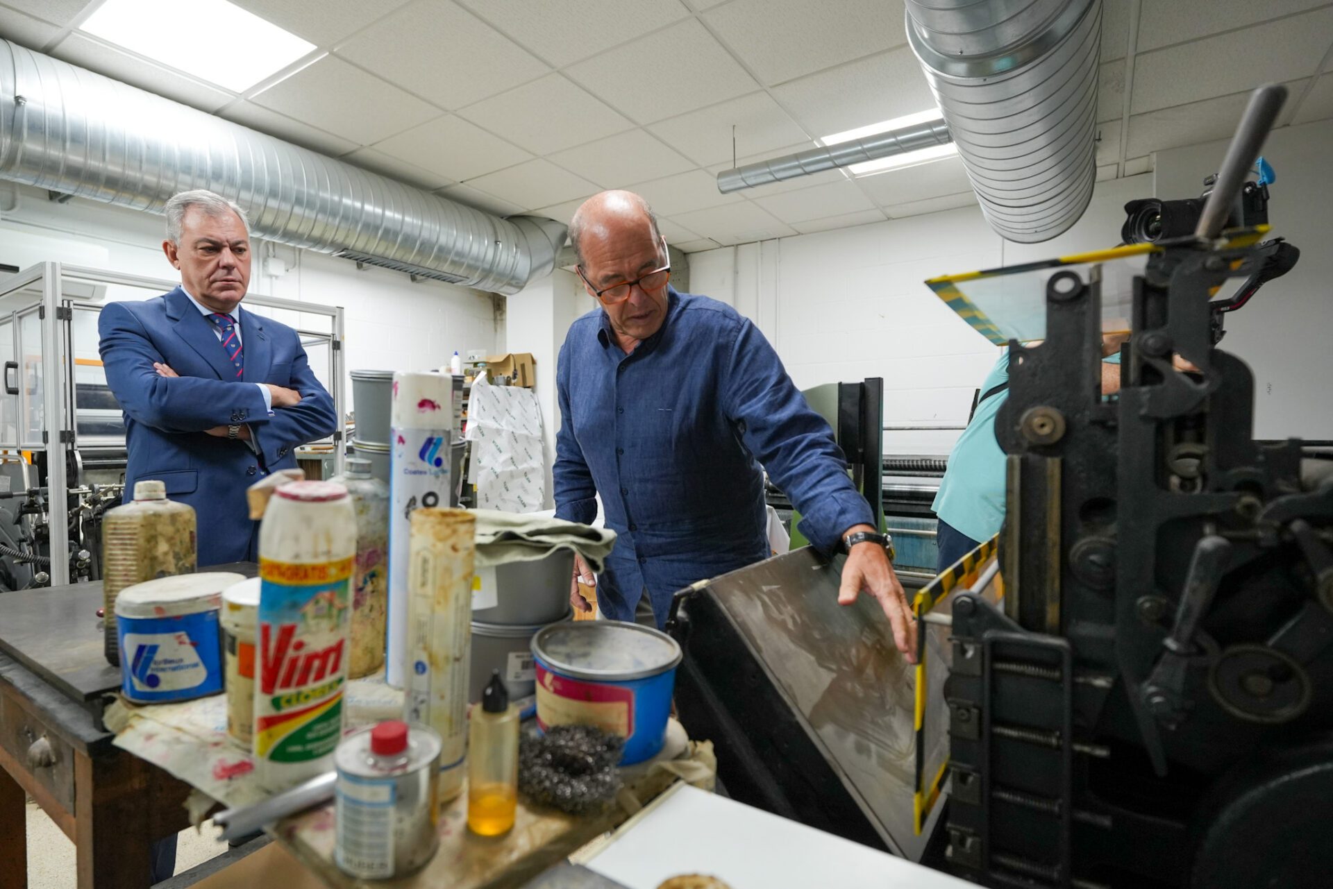 El Ayuntamiento desbloquea la puesta en marcha de una máquina de casi 300 000 euros para la Imprenta Municipal, que estaba sin uso desde su adquisición en 2018