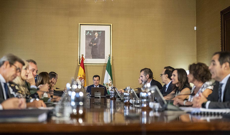 Moreno encomienda a Sanz las competencias en Sanidad para lo que resta de legislatura en Andalucía