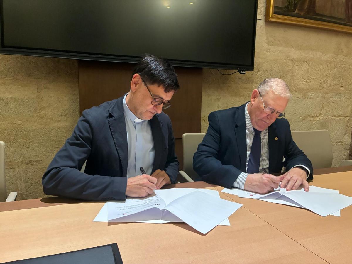 EL CONSEJO Y EL CABILDO CATEDRAL RENUEVAN EL CONVENIO PARA LA CESIÓN DE LAS SILLAS DE SEMANA SANTA