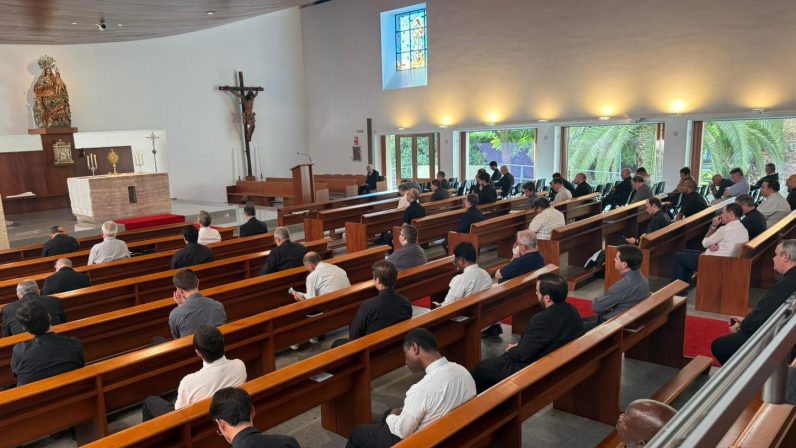 Los sacerdotes deben ser «hombres de Dios encarnados en el pueblo»