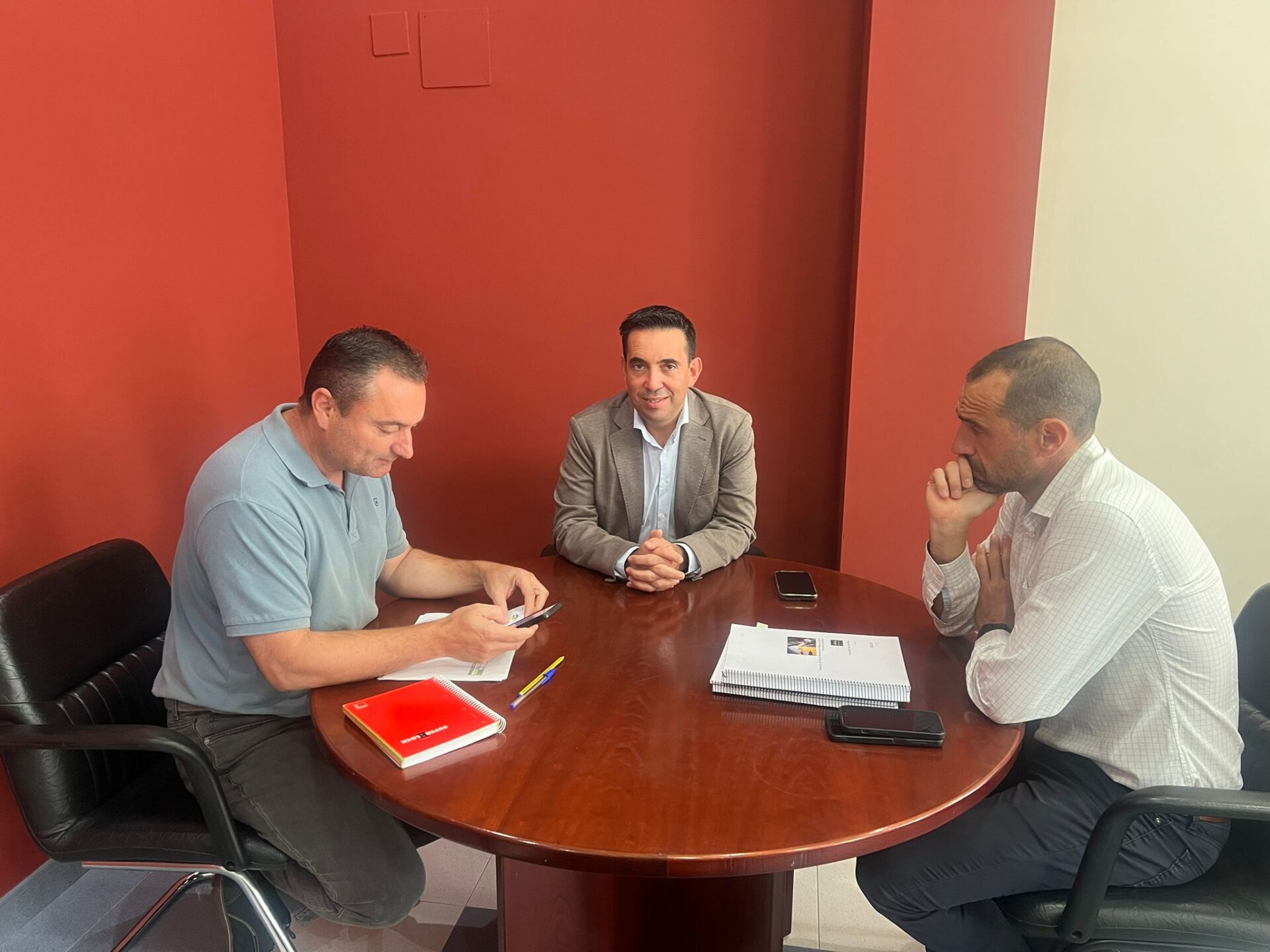 Gonzalo Domínguez y el presidente del Consorcio Estepa-Sierra Sur monitorean la entidad