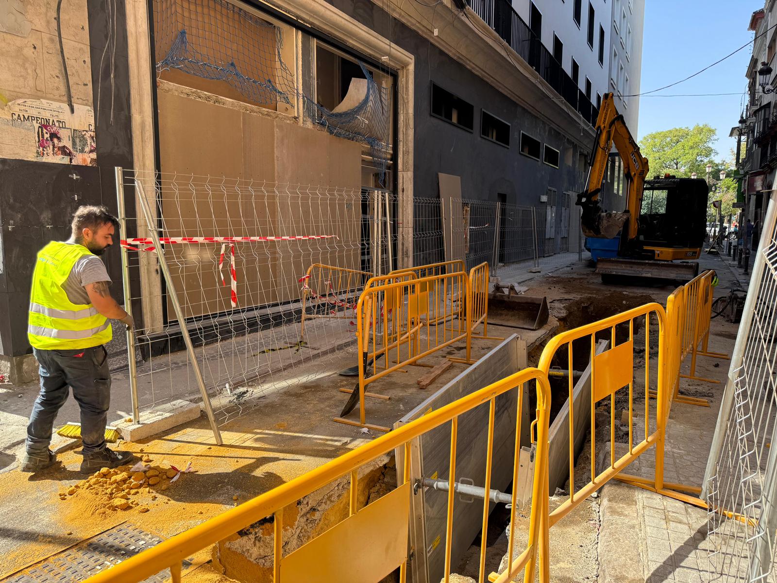 El Ayuntamiento renueva instalación de redes en Aponte, aledaña a la Plaza del Duque, que contará con adoquín de Gerena
