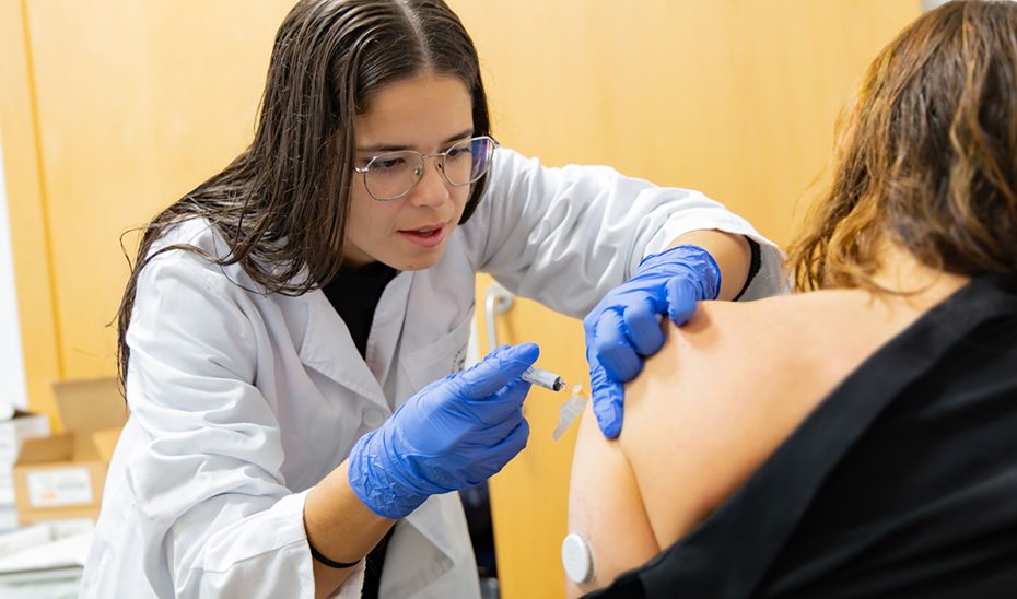 Sanidad comienza a vacunar a personas mayores de 70 y con patologías crónicas frente a gripe y Covid