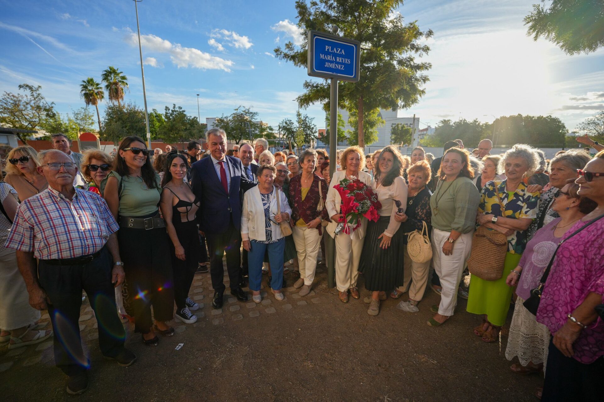 El alcalde inaugura la rotulación de la Plaza “María Reyes Jiménez” y reconoce el papel fundamental en el distrito Cerro-Amate de la Asociación de Mujeres ‘Ocio y Salud’