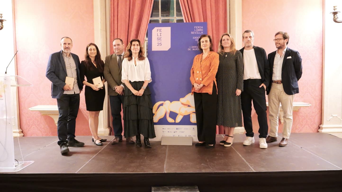 La Feria del Libro de Sevilla premia el talento literario y rinde homenaje a Antonio Rivero Taravillo