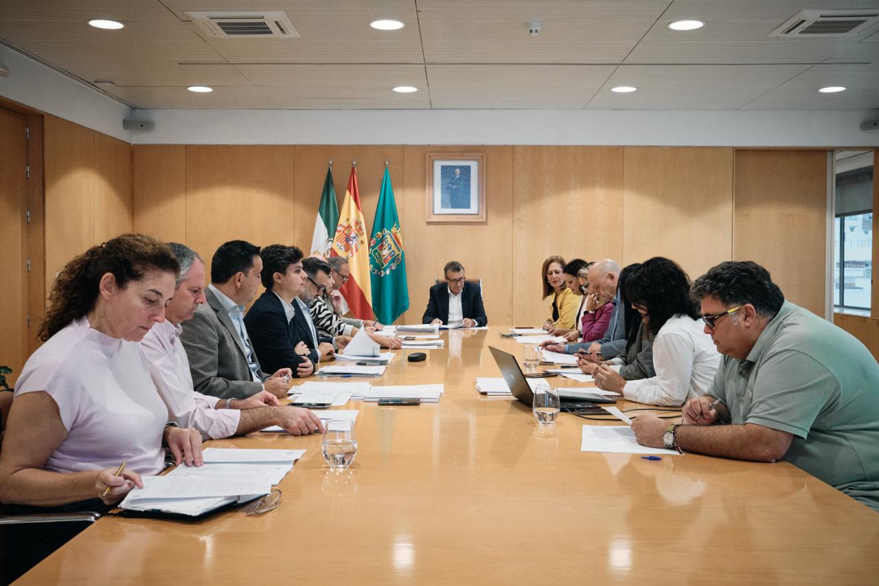 La práctica totalidad de los municipios sevillanos renovarán su parque de vehículos para servicios con la colaboración de la Diputación