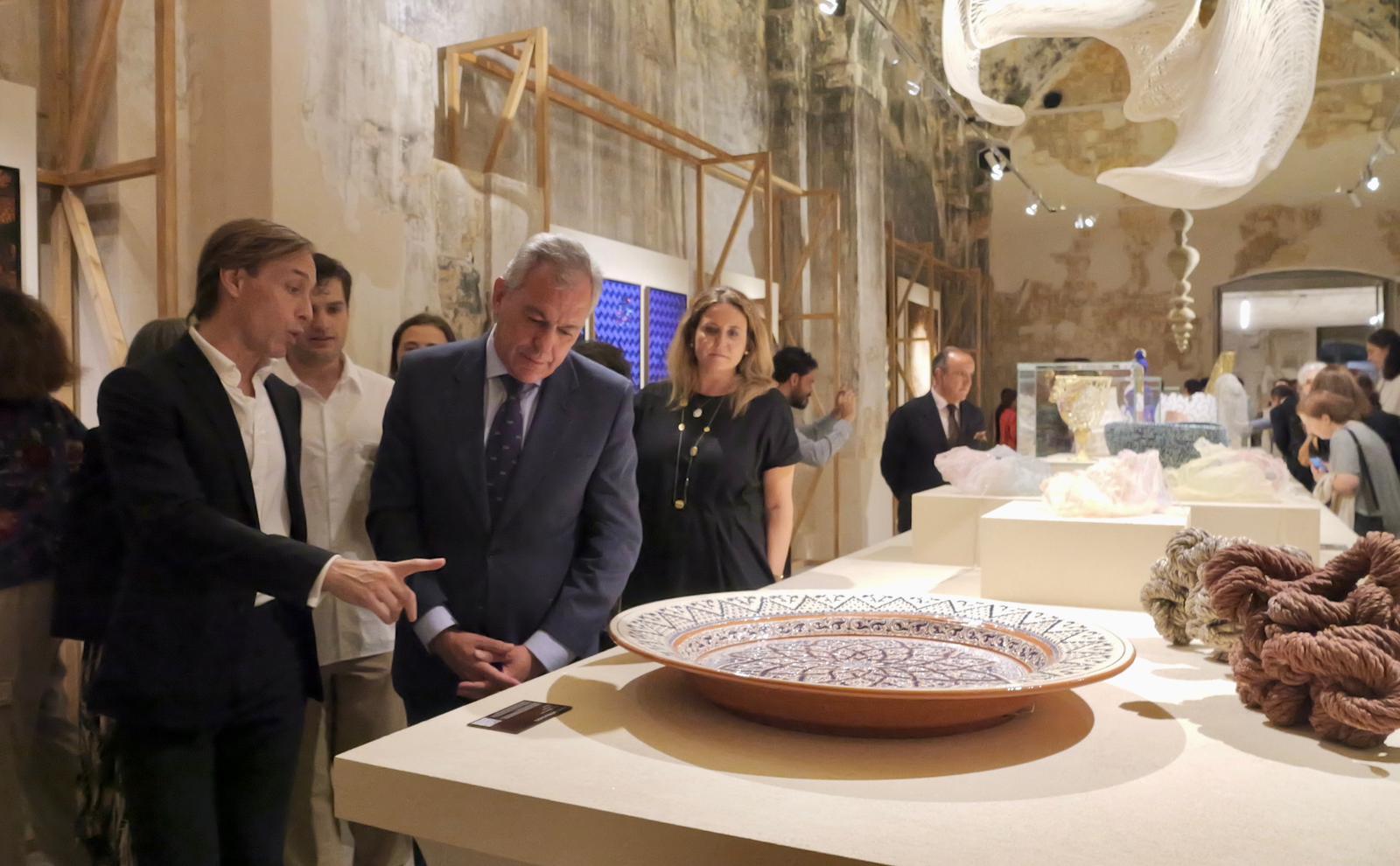 El alcalde Sanz inaugura la exposición internacional INTERWOVEN en la Real Fábrica de Artillería